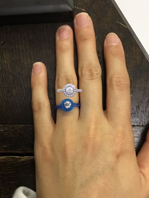 指にはめた青い樹脂製の試着リング（2019年の婚約指輪の試着例）